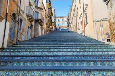 Où peut-on admirer et emprunter les 142 marches de l'escalier de Caltagirone ?