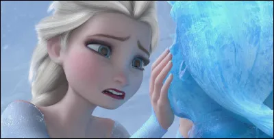 Quel est l'acte d'amour sincère qu'Anna reçoit de sa sur dans le premier film (embrassade = câlin) ?