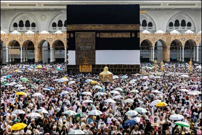 Quel mot de 16 lettres désigne une pratique rituelle consistant à tourner une ou plusieurs fois autour d'un lieu ou d'un objet sacré ?