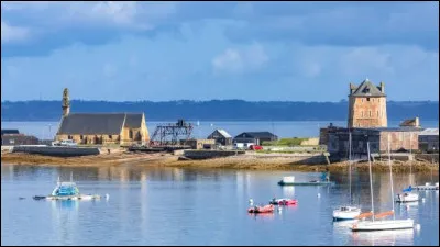 Quel est ce village du Finistère bordé par la mer d'Iroise connue pour ses falaises et la plage du Veryach, et aussi grâce à son curé...