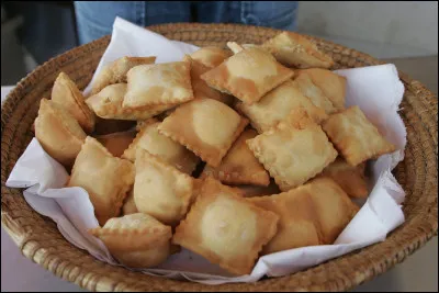 Quel est le nom de ces délicieux beignets, spécialités des Hautes-Alpes, que vous apprécierez, à Gap ?