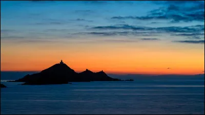 Où sont situées les îles de porphyre rouge appelées Îles Sanguinaires" ?