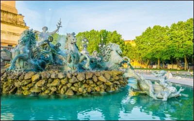 Derrière la place du Défilé à Varsovie, quelle est la 2e plus grande place d'Europe ?