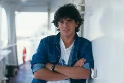 À quelle chanson appartiennent ces paroles : "J'étais bien mieux avant/ Câliné par maman/ Tout l'temps" ?