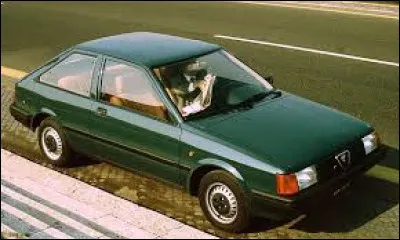 Cette voiture verte est une ...