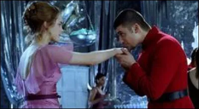 Le temps est passé et McGonagall est embauchée pour annoncer la nouvelle du bal aux élèves. Mais avec qui fait-elle une démonstration de danse ?