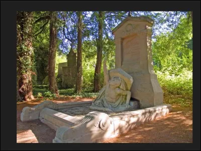Jules Verne est décédé le 24 mars 1905 à Amiens et repose dans le cimetière de la Madeleine. Le sculpteur Albert Roze a façonné le tombeau de l'illustre avec une particularité. Laquelle ?
