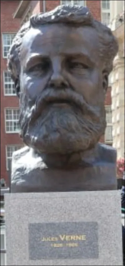 Comme une machine à remonter le temps, au gré de votre balade, vous découvrirez des fresques à son effigie, un jardin extraordinaire, un musée et la célèbre statue du capitaine Némo. Quelle est cette ville française qui vous invite à parcourir l'univers de Jules Verne ?