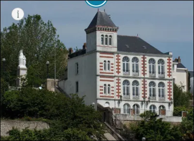Installé dans une maison bourgeoise du XIXe siècle, à Nantes, le musée Jules Verne surplombe la Loire, source première d'inspiration pour l'écrivain du cycle "des voyages extraordinaires". En quelle année a-t-il été inauguré et à quelle occasion ?
