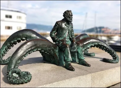 L'histoire nous dit qu'après avoir visité Vigo en Espagne, Jules Verne l'a mentionnée dans l'un de ses romans. La ville très flattée d'être mentionnée dans l'une de ses œuvres a fait ériger un monument en 2005, pour le centenaire de sa disparition. Quel est ce roman qui met en valeur la baie de Vigo ?