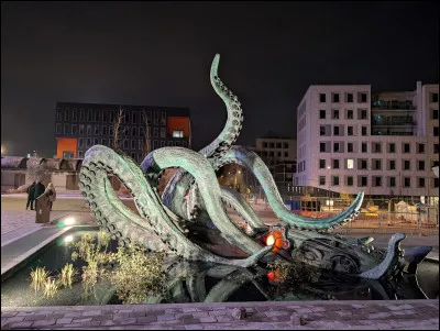 Nombreuses sont les villes, les écoles, les musées qui tiennent à célébrer les 120 ans de la disparition de Jules Verne, à l'image de cette statue conçue par Pierre Matter, sculpteur et qui a été inaugurée à Amiens le 24 mars 2025 . Quel nom a été donné à cette sculpture monumentale en bronze, de six mètres de hauteur et de plus de 9 m de longueur ?