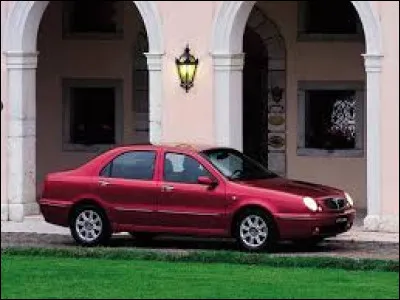 Cette voiture rouge est une ...
