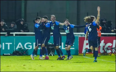 En 2025, quel club de N2 a effectué un parcours exceptionnel en éliminant deux équipes de Ligue 1 (Le Havre et Nice) avant de s'incliner en quarts face au PSG ?