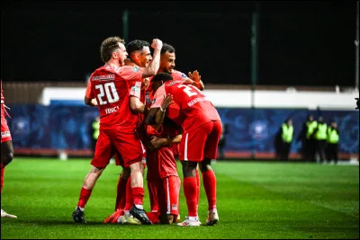 En 2025, quel club de National s'est qualifié pour les demi-finales où il rencontrera le Stade de Reims ?