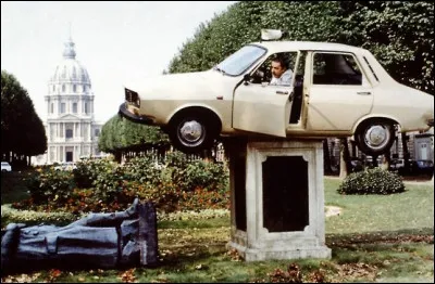 Coluche, dans le film ''Inspecteur la Bavure'', utilise une voiture de police banalisée, laquelle ?