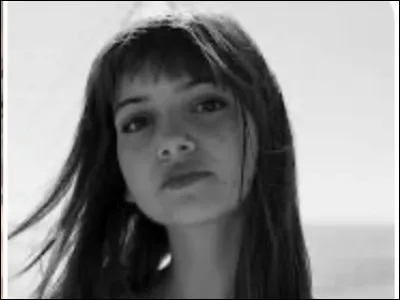 Avec qui Livia est-elle en couple au tout début de la série ?