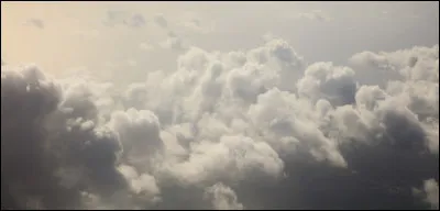 De quelle couleur sont les nuages ?