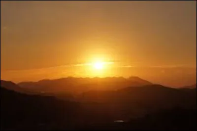 Quel pays est surnommé "Le pays du Soleil Levant" ?