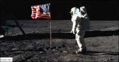 À quelle date historique le premier astronaute a-t-il foulé le sol lunaire ?