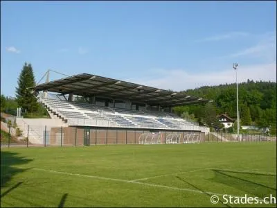 Combien y a t-il de places assises dans les tribunes du stade Paul Gasser ?