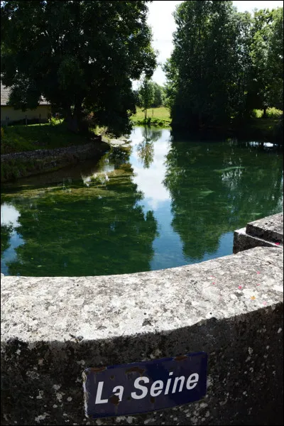 Sur quel plateau situé dans le département de la Côte-d'Or, la Seine prend-elle sa source ?