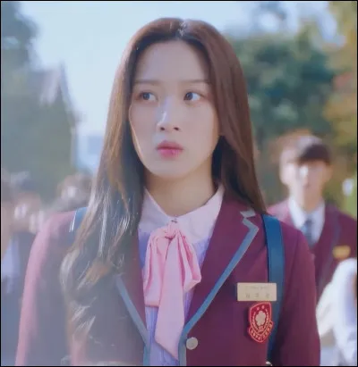 Que décide-t-elle de faire quand elle change de lycée ?