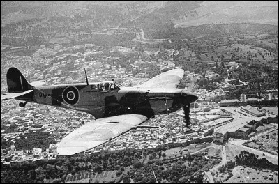 Quelques semaines plus tard, dans le ciel anglais quel est cet avion qui livra le combat pour la bataille d'Angleterre ?