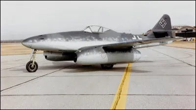 Quel est cet avion de combat à réaction, opérationnel fin 1944 ?