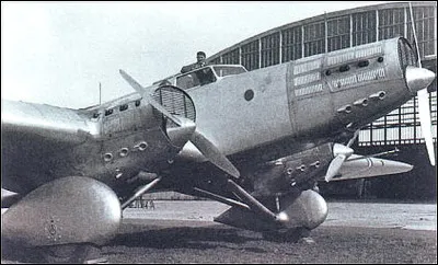 Quel est ce trimoteur conçu également pour les vols civils ?