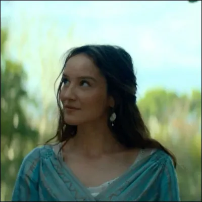 Au début du film, Edmond Dantès aime une jeune femme. Qui est-ce ?