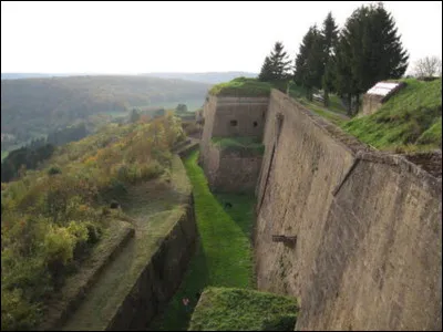 Les remparts de cette citadelle construite au XVIe siècle dominent la vallée de la Chiers : vous êtes à ...