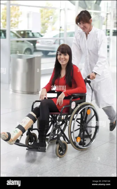 Un jour, tu tombes dans les escaliers et tu te casses le tibia, tu as donc un plâtre ; est-ce que tu vas quand même en cours ?