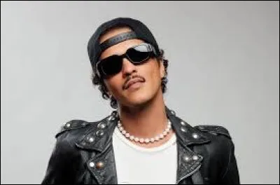 Quel âge aura le chanteur Bruno Mars ?