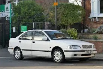 Cette voiture blanche est une ...