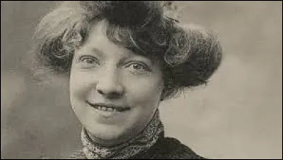 Film dramatique sorti en en 1952, ''Casque d'Or'' a été réalisé par Jacques Becker. Ce long métrage retrace la vie d'Amélie Élie célèbre prostituée de la Belle Époque. Interprété, notamment, par Serge Reggiani et Claude Dauphin, quelle actrice y joue le rôle principal ? (Photo d'Amélie Élie).