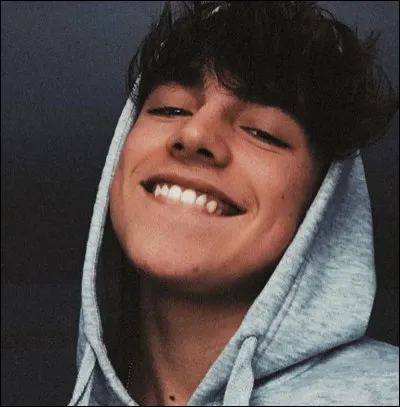 Tu rentres chez toi, un garçon te bouscule et tu le trouves charmant ; que fais-tu ? (Sur la photo, cest le garçon.)