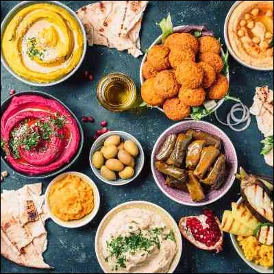 Quelle spécialité culinaire typique des mezzés est une friture de légumineuses ?