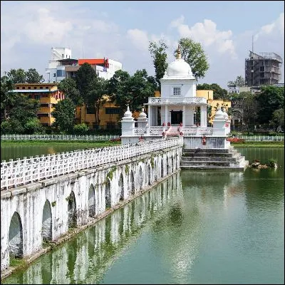 Quelle capitale dAsie, dont René Barjavel a décrit les chemins dans un roman de 1969, abrite le Rani Pokhari, un plan deau artificiel ?