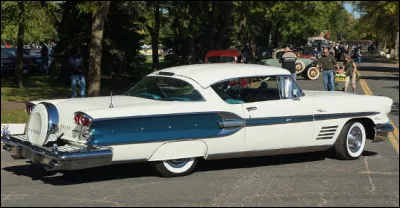 Quel est le nom de ce modèle produit par Pontiac en 1957 ?