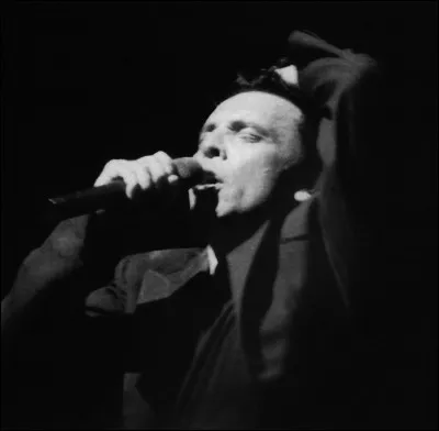 En marine, comment appelle-t-on un pavillon triangulaire à deux points ?