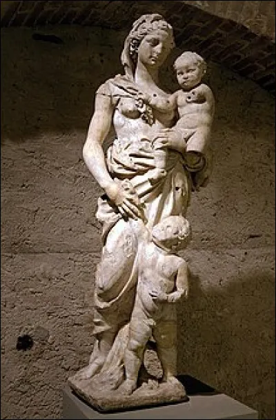 Sur TMC, qui présente l'émission 90' enquêtes ?