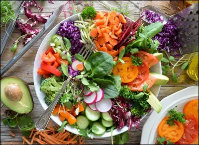 Quelle est la principale différence entre les nutriments énergétiques et les nutriments non énergétiques ?