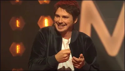 D'après le sketch "L'Enfant surprise" de Guillermo Guiz, que veut faire un père dont l'enfant crie dans un train ?