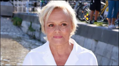 Selon son sketch "Le Testament", de quoi Muriel Robin rêve-t-elle lorsqu'elle ne fait pas son testament ?