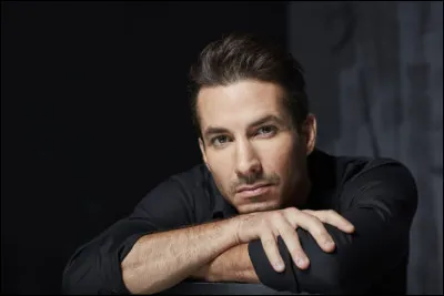 Dans son sketch sur les frères Kouachi, Jérémy Ferrari joue le pompiste qui a participé à leur arrestation. Lorsque les deux frères lui demandent s'il y a un rayon halal dans sa supérette, que répond-il ?