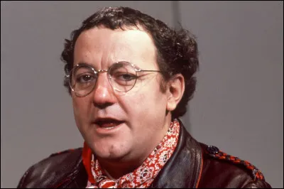 D'après son sketch "Le Viol", pourquoi Coluche affirme-t-il qu'il n'a pas violé Monique ?