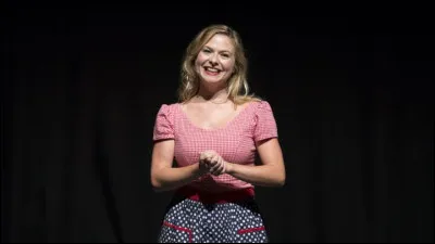 Dans un de ses sketchs, Constance joue une mère qui souhaite que son fils ait des "signes de psychopathie". À la place, elle est terrifiée et dégoutée parce qu'il est...