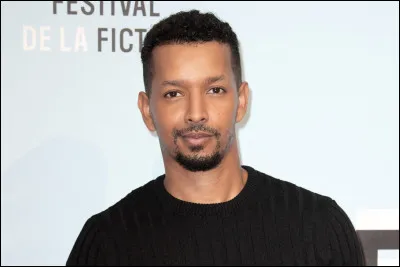 Selon un de ses sketchs, pourquoi Waly Dia n'adhère-t-il pas à la théorie complotiste que le Covid a été créé pour causer une extermination ?