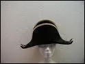Porté par Napoléon, ce chapeau est un :