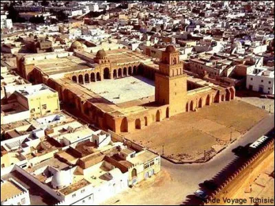 Quel est le nom de cette ville de Tunisie, quatrième ville sainte de l'Islam, célèbre pour ses tapis ?